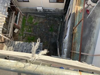 足場を覗くと