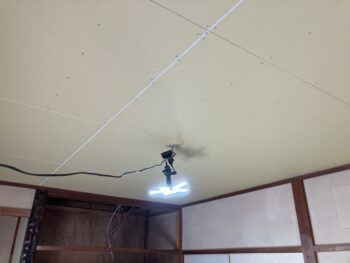 天井　照明作業中