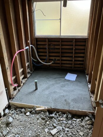 浴室の土台にコンクリートを流した