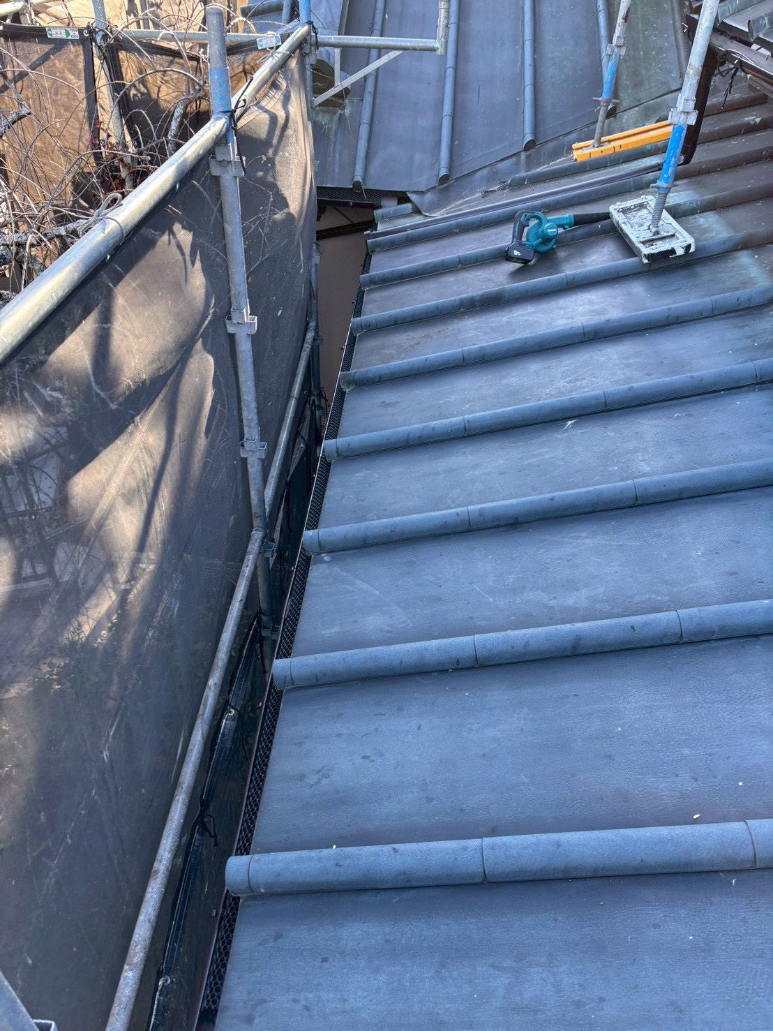 伊豆市│屋根の落ち葉除けネット設置工事│雨樋のゴミ詰まり対策に