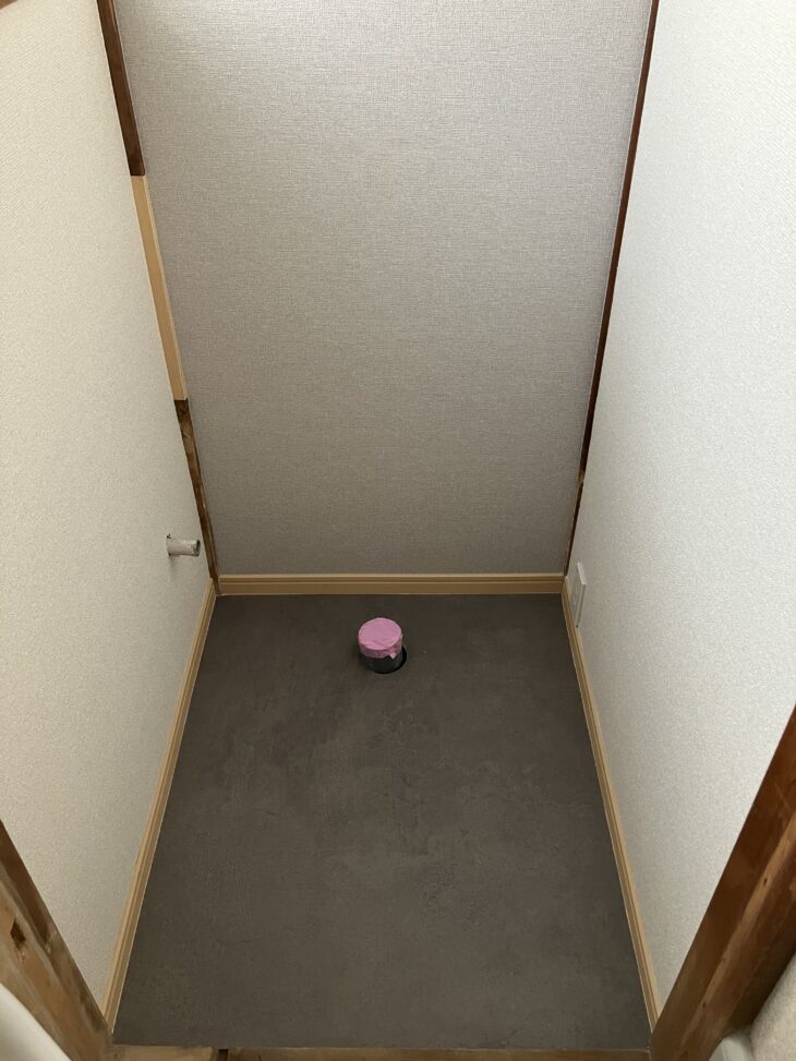 トイレ　床　黒いクッションフロア