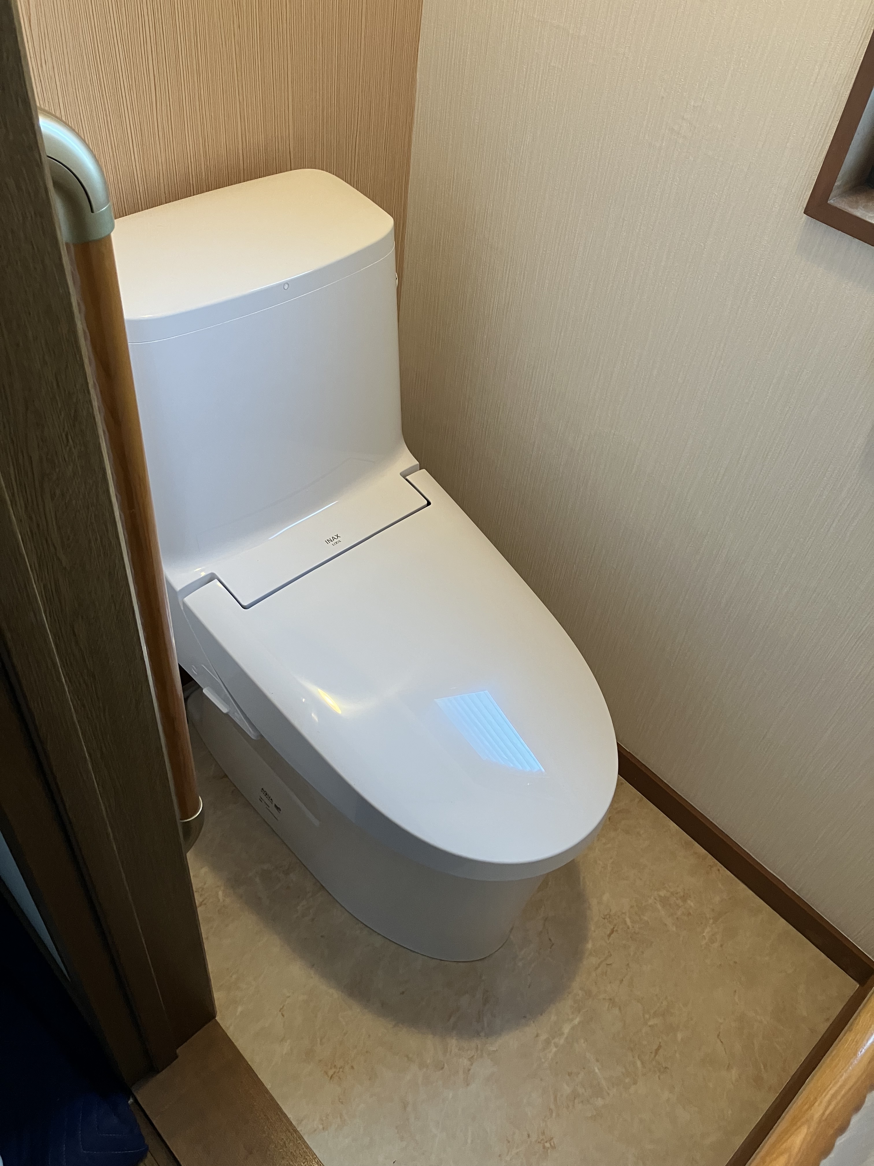 トイレのタンクを破損し、水漏れ発生。1階から3階まで3か所のトイレ交換│723,617円(税込)