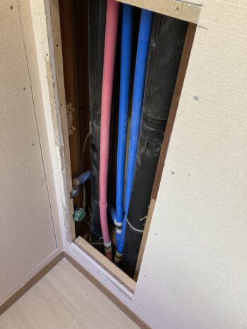 壁の中