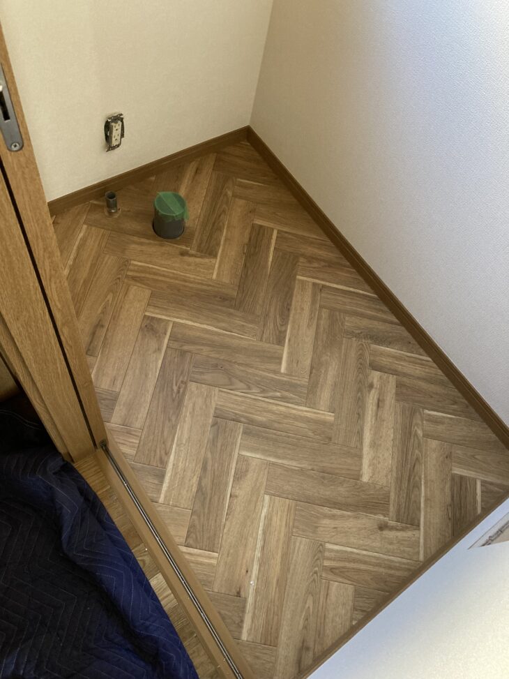トイレの床　ヘリンボーン柄