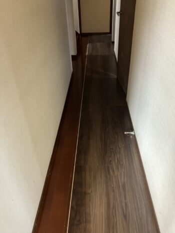 フローリング施工中