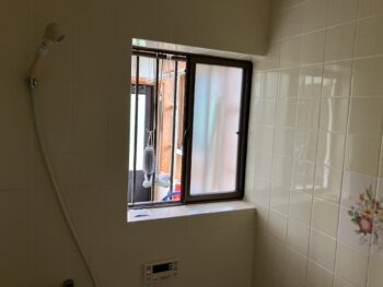 浴室窓前