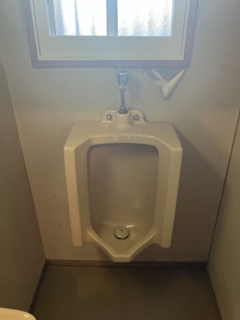 解体前　小便器