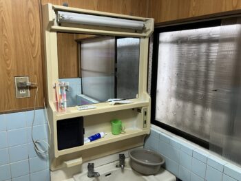 古い洗面化粧台