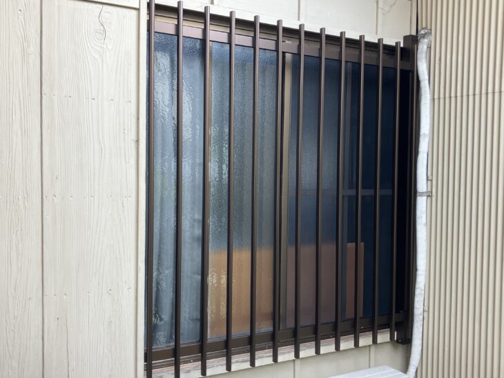 窓に格子