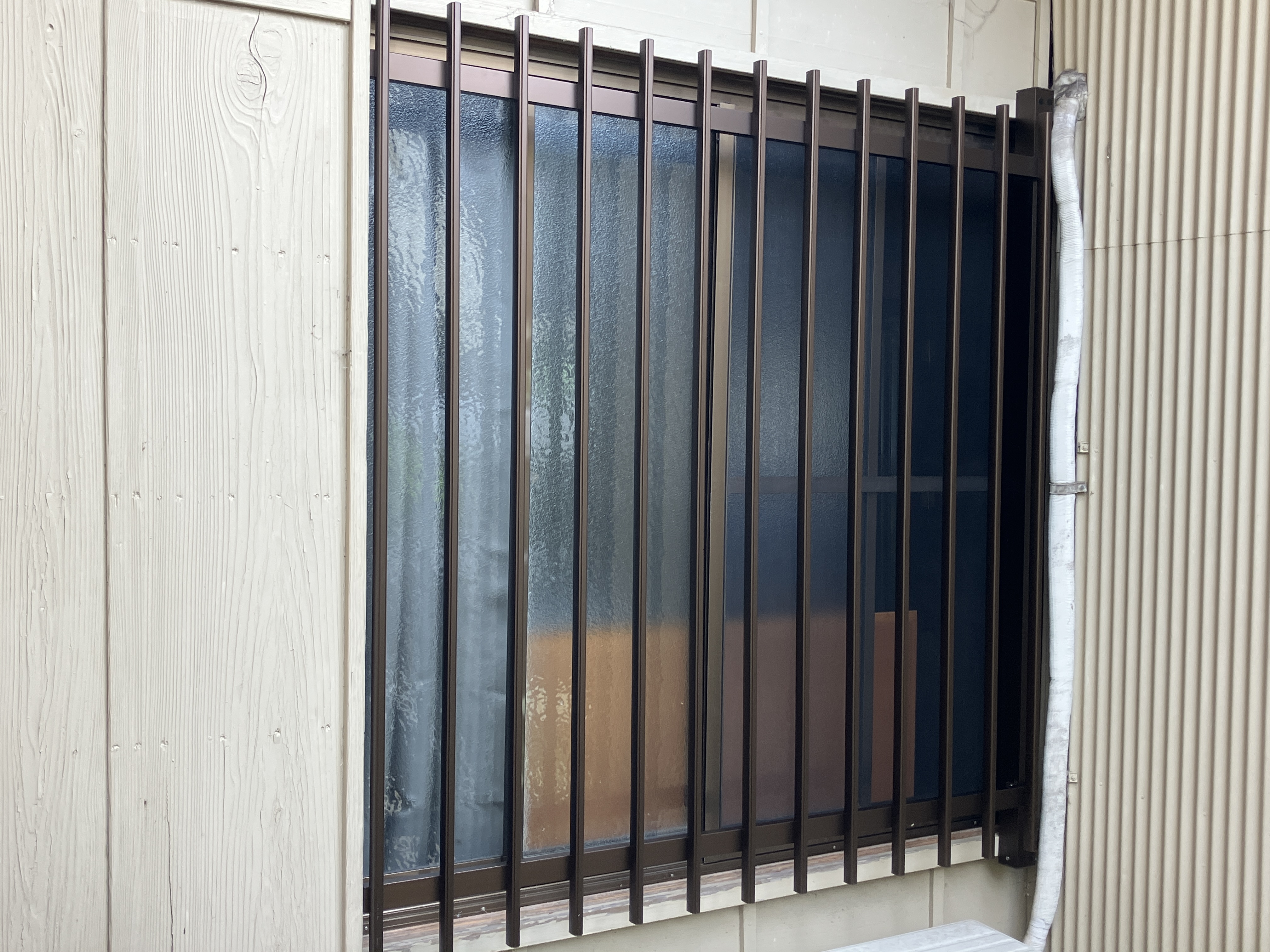 伊豆の国市長岡|防犯対策に面格子+勝手口ドア(YKK APカバー工法)交換