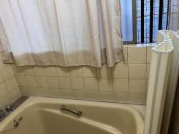 浴室窓にカーテン