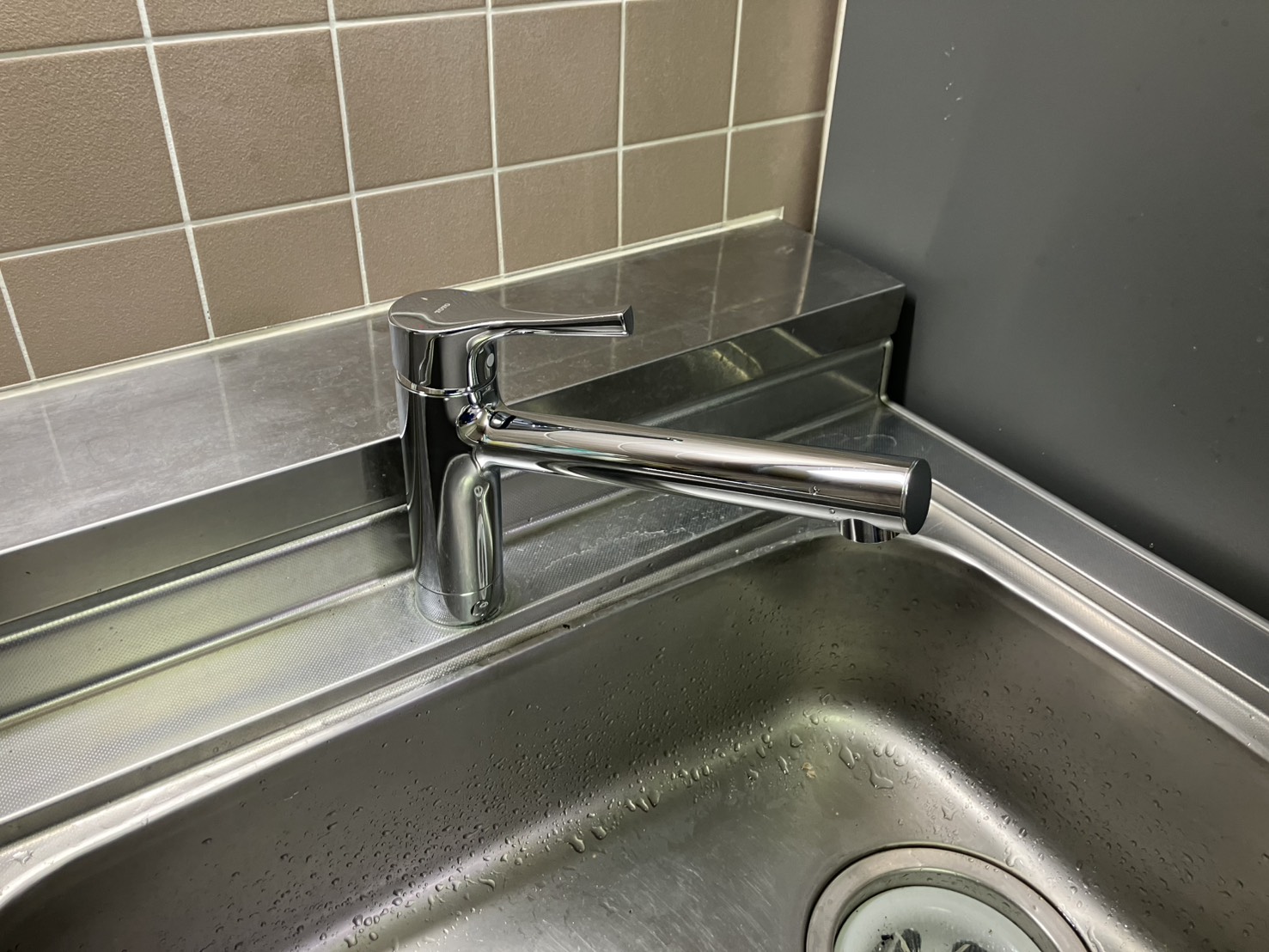 キッチン水栓の交換工事│古いレバー下げ吐水タイプからTOTOシングルレバーへ約1時間・45,000円(税込)
