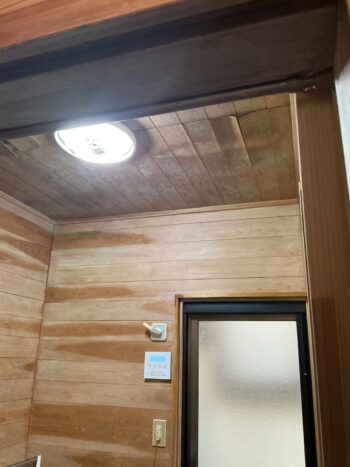脱衣所の天井補修工事