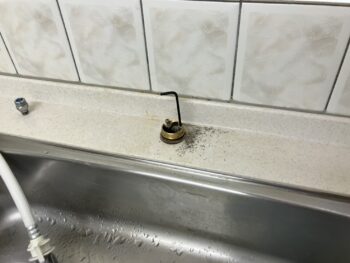 水栓の固定金具