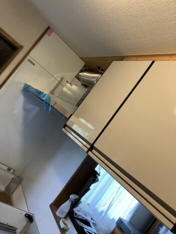 キッチン組み立て中