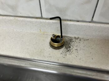 水栓の固定金具